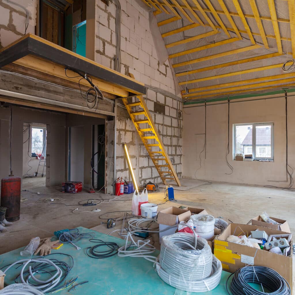 Interno di casa in ristrutturazione con materiali edili.