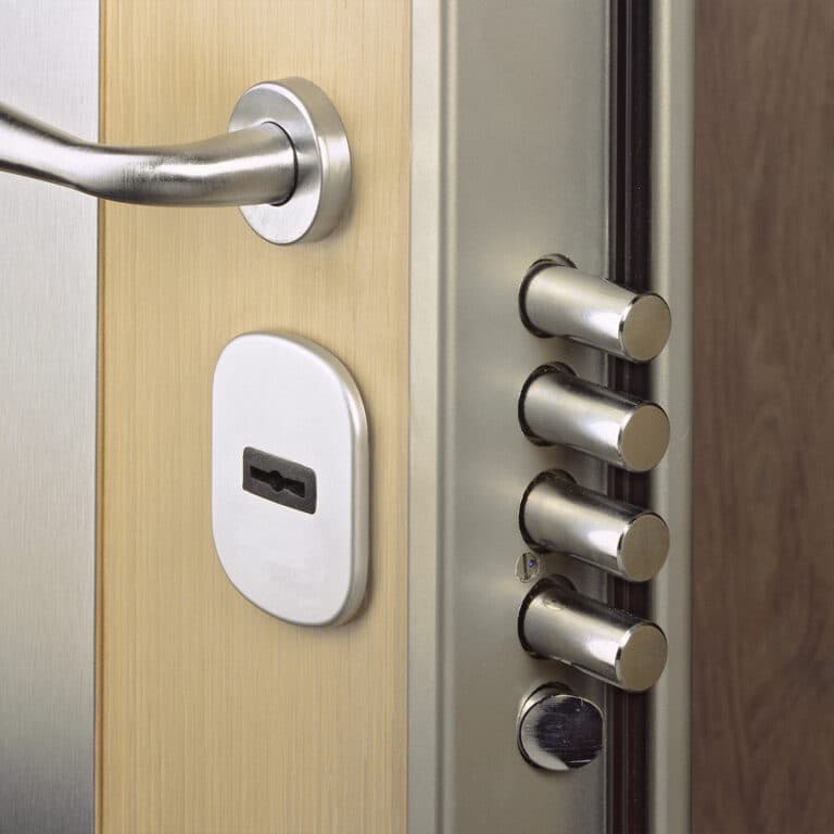Maniglia e serratura di una porta blindata.