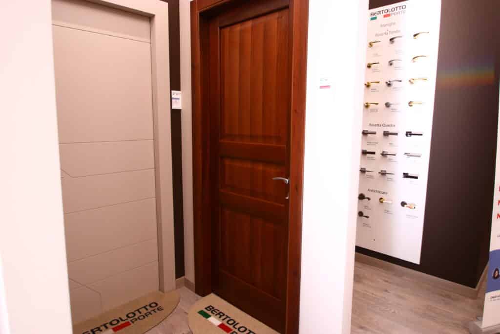 Due porte e pannello maniglie in esposizione.