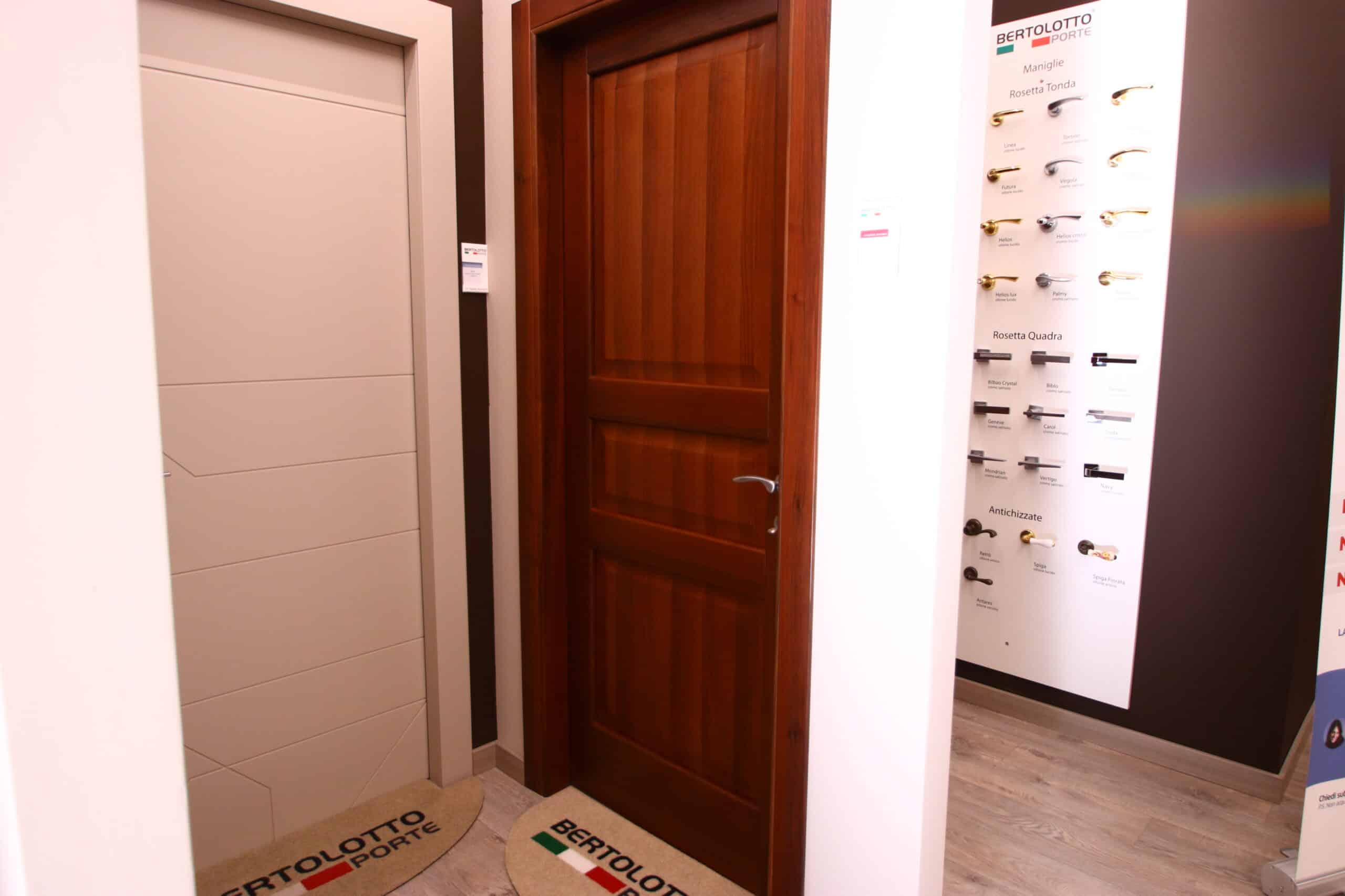 Due porte e pannello maniglie in esposizione.