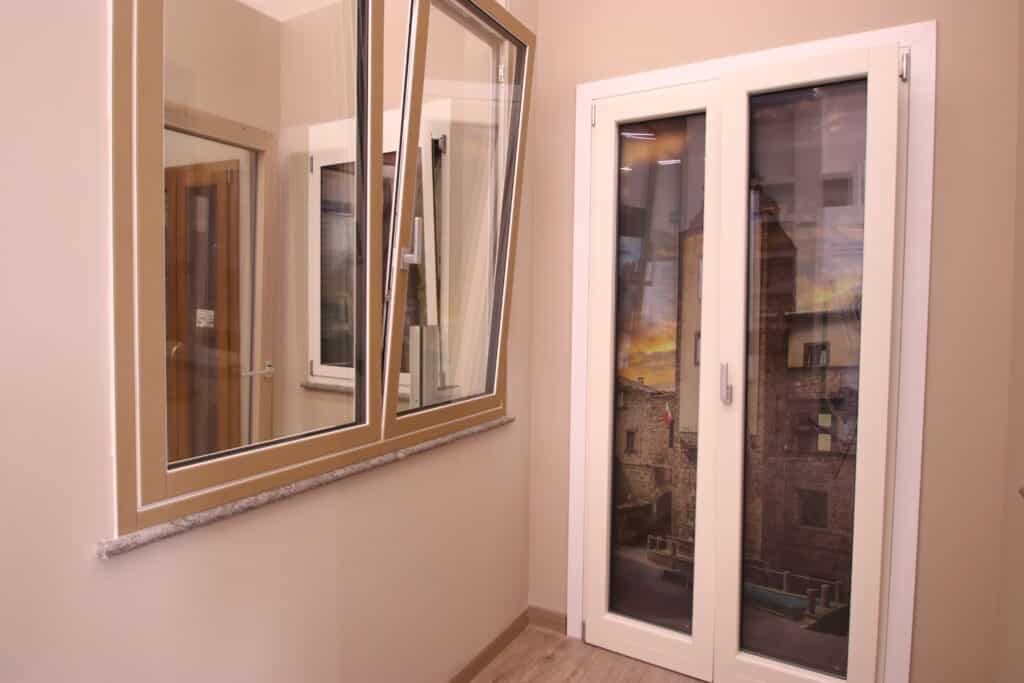 Finestre aperte in una stanza con pareti beige.