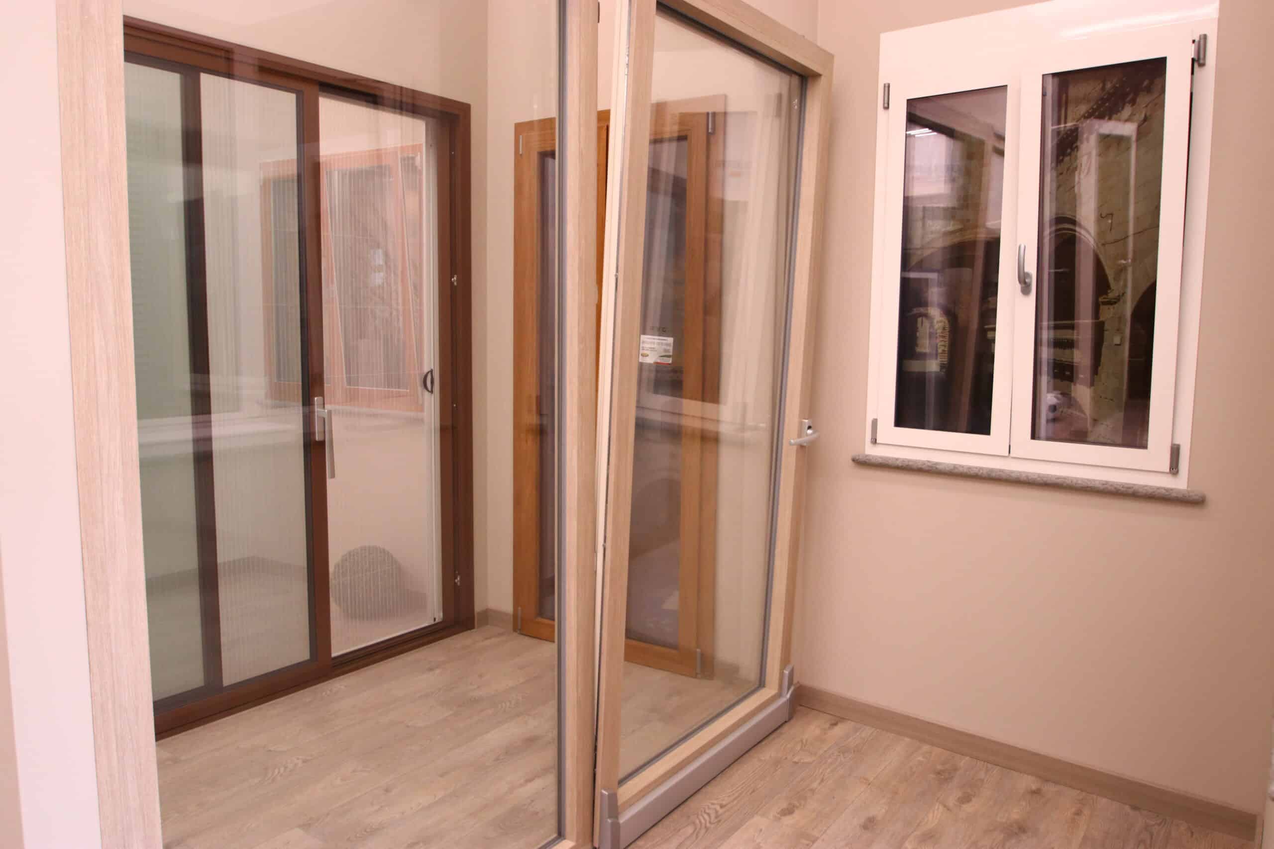 Finestre e porte scorrevoli in una stanza luminosa.