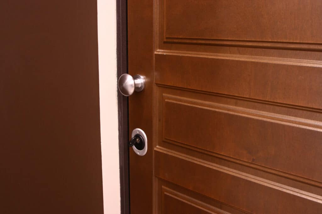 Maniglia e serratura su porta di legno marrone.