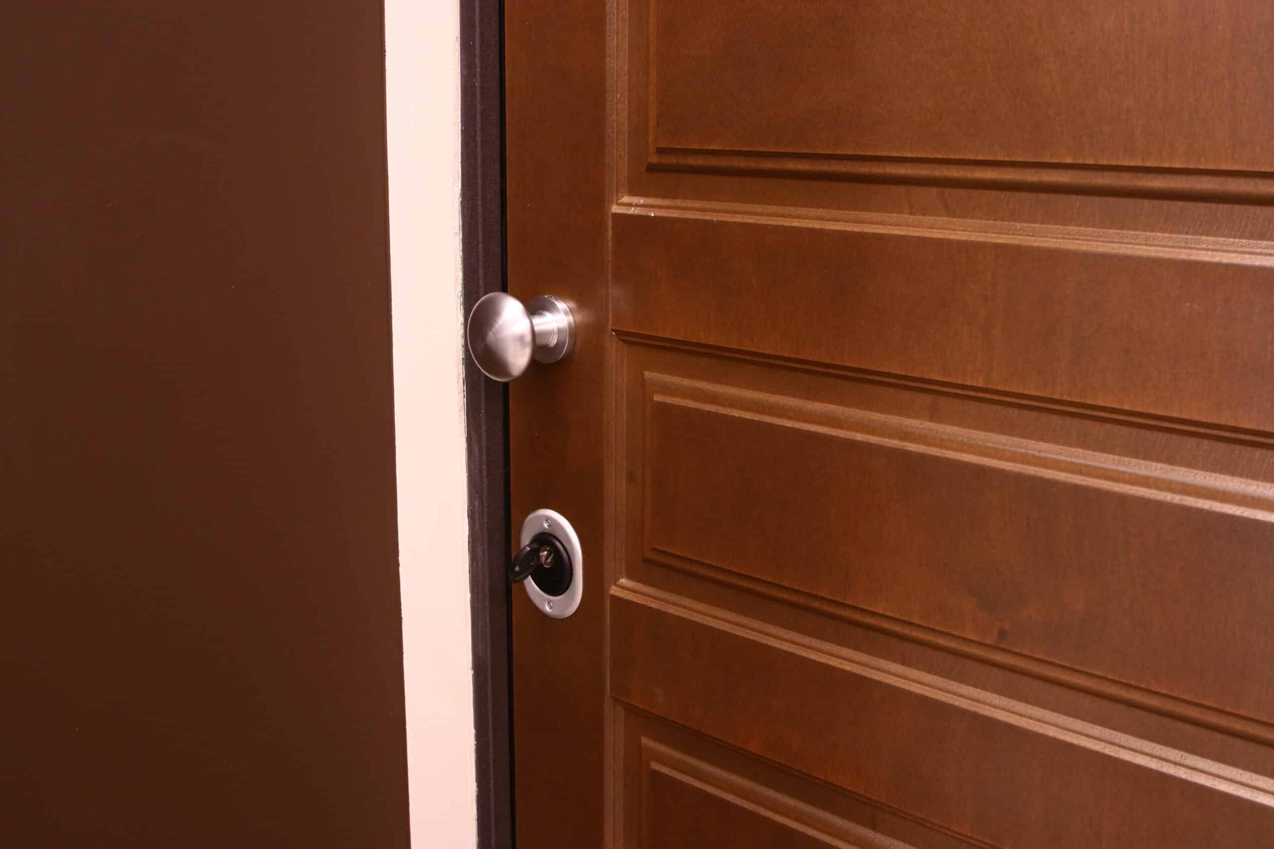 Maniglia e serratura su porta di legno marrone.