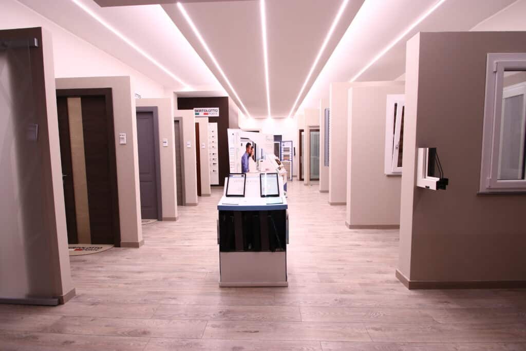 Corridoio di showroom con porte e finestre esposte.