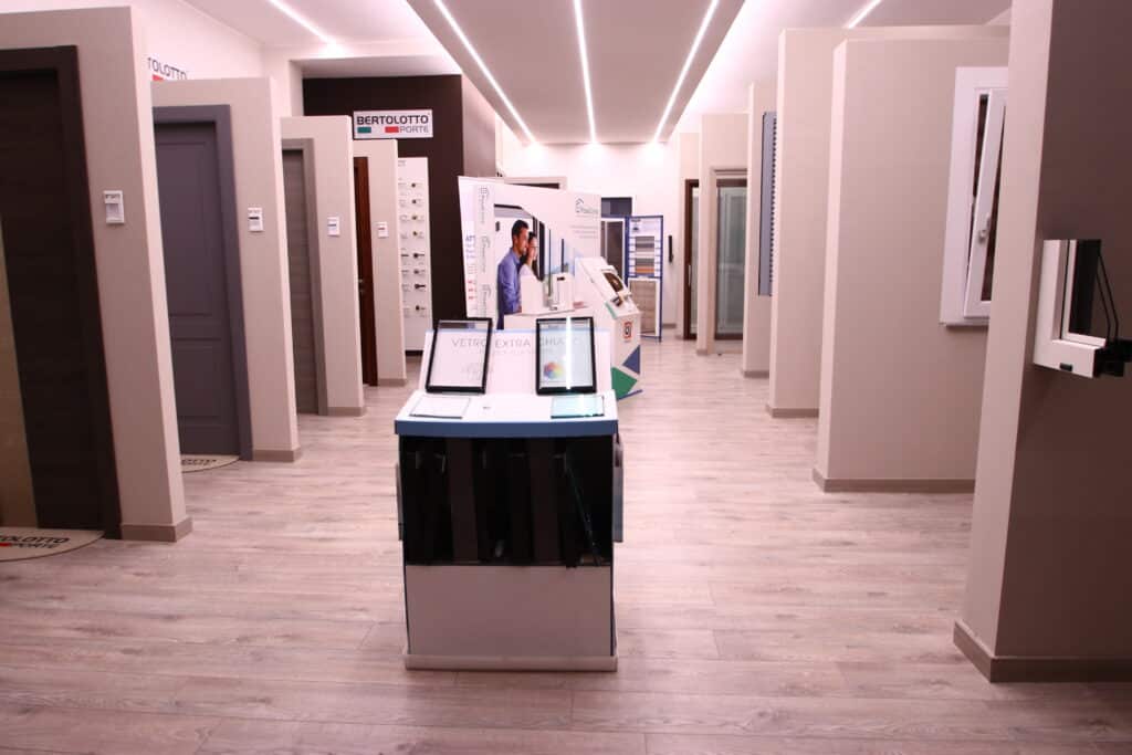 Showroom di porte e finestre con espositori moderni.