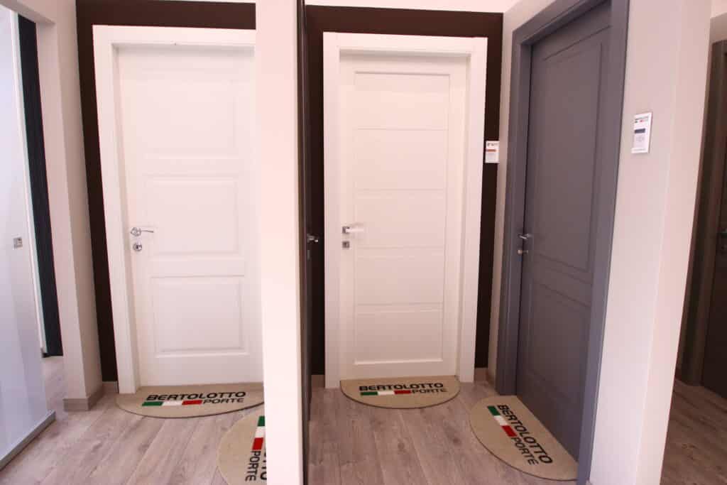 Tre porte espositive di diversi colori.